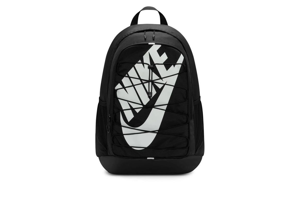 Mochila Nike negra con gráfico blanco y cordón elástico frontal