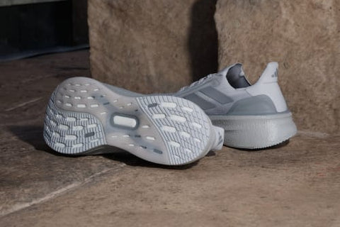 Adidas Ultraboost 5x JQ9077 gris - vista posterior