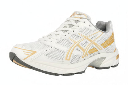 ASICS GEL-1130 para mujer en Blanco/Bisque, vista frontal en ángulo