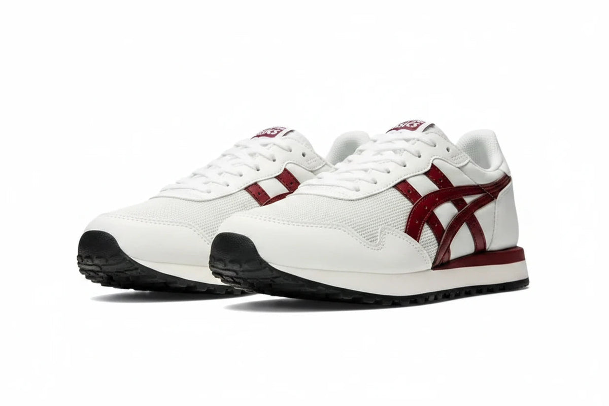 ASICS Tiger Runner II para mujer en Crema/Burdeos, vista frontal en ángulo