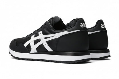 ASICS Tiger Runner II para mujer en Negro/Blanco, vista posterior en ángulo