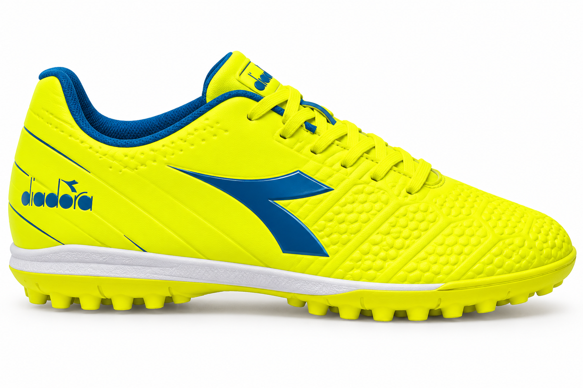Tenis Diadora para fútbol 5 color amarillo y azul con suela multitaco