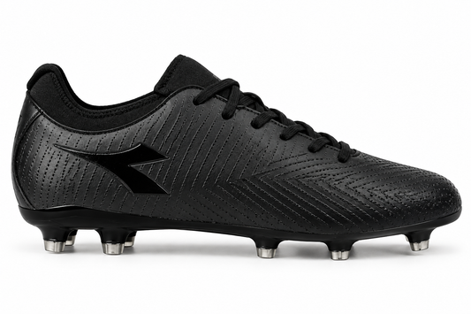 Tacos de fútbol Diadora color negro total con cierre de cordones