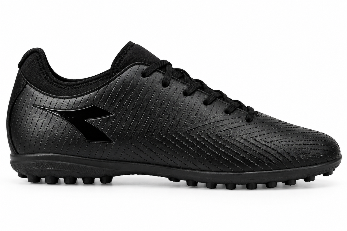 Tenis Diadora para fútbol 5 color negro total con suela multitaco