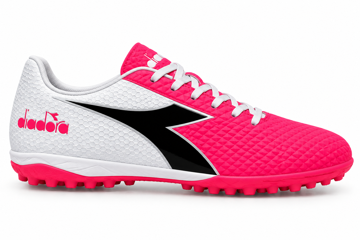 Tenis Diadora para fútbol 5 color rosado y blanco con suela multitaco