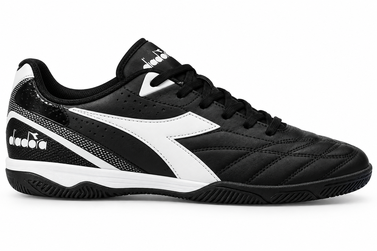 Tenis Diadora para fútbol sala color negro y blanco con suela plana