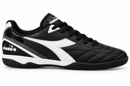 Tenis Diadora para fútbol sala color negro y blanco con suela plana