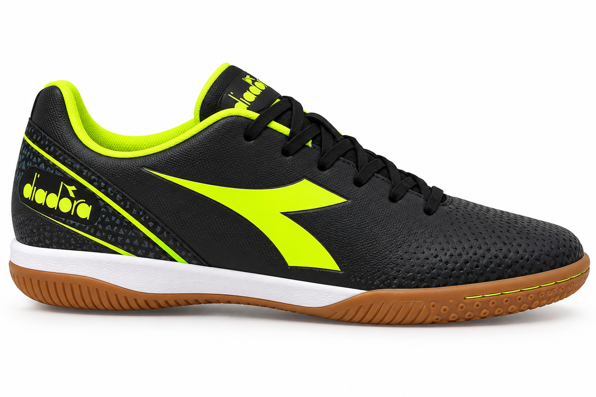 Tenis Diadora para fútbol sala color negro y neón con suela plana