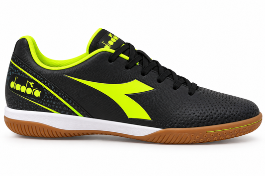 Tenis Diadora para fútbol sala color negro y neón con suela plana