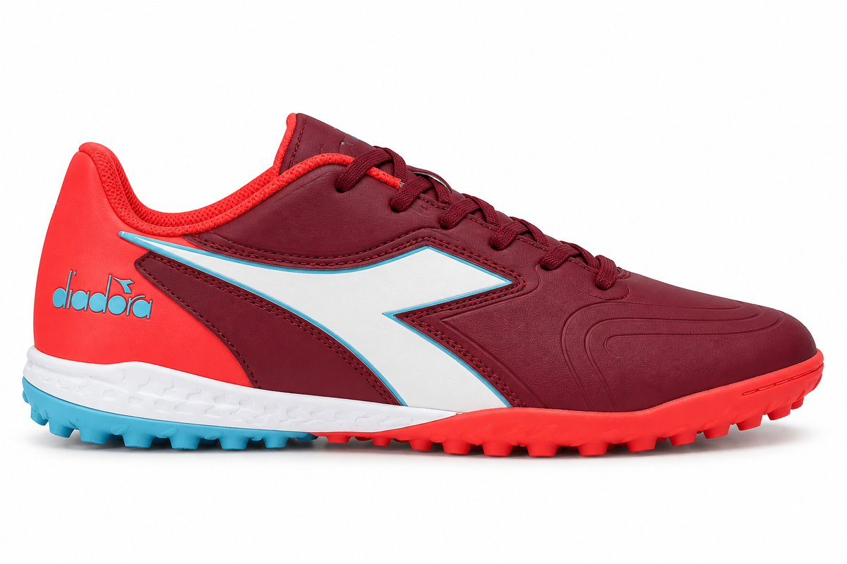 Tenis Diadora para fútbol 5 color vino y coral con suela multitaco